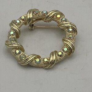 Elegant Round Gold Brooch with Iridescent Accents